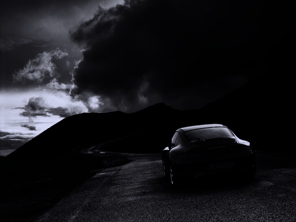 Черный Порше на горной дороге обои