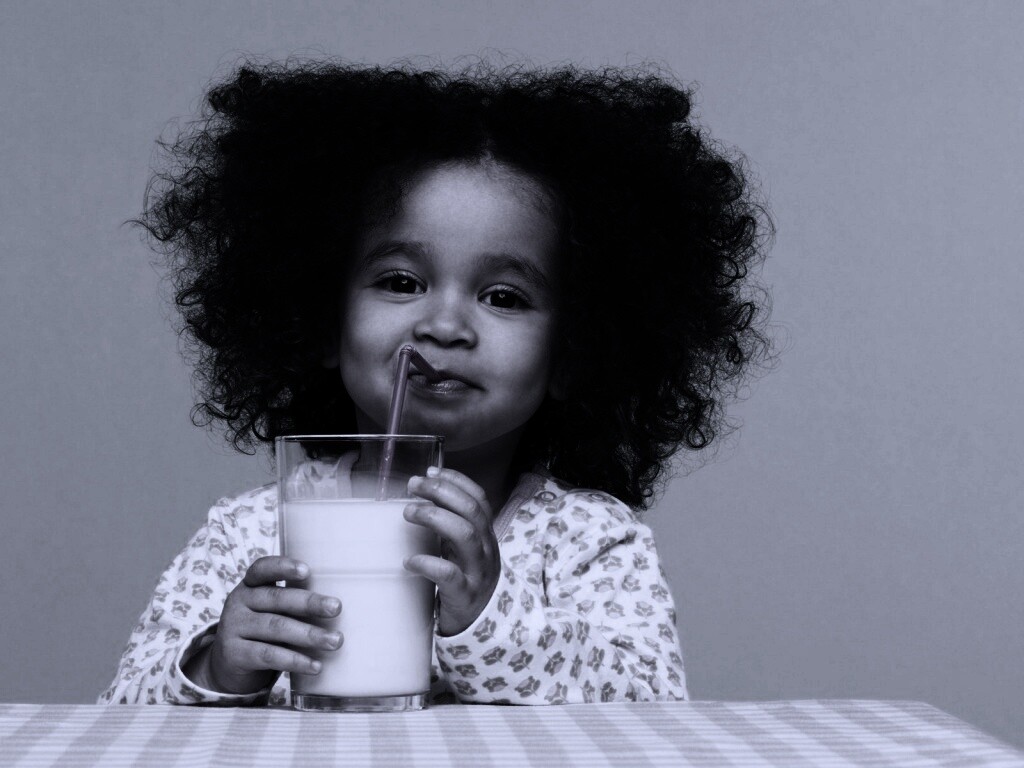 Девочка пьет молоко обои