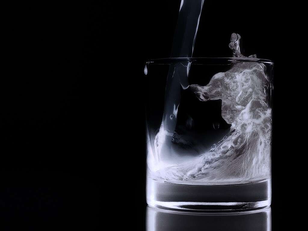 Огонь и вода в стакане обои