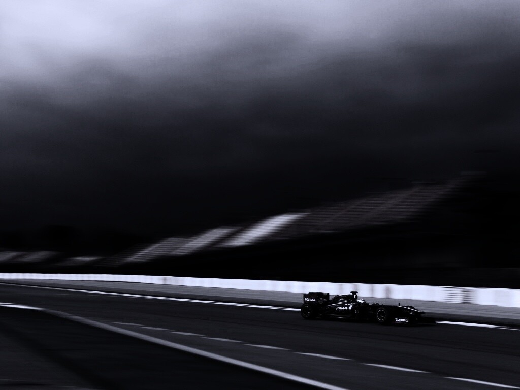 Болид на треке обои