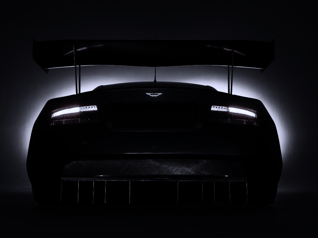 Красные задние фары спорткара обои