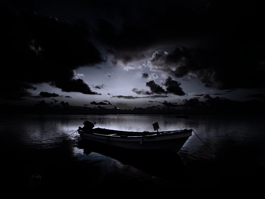 Тучи над озером обои