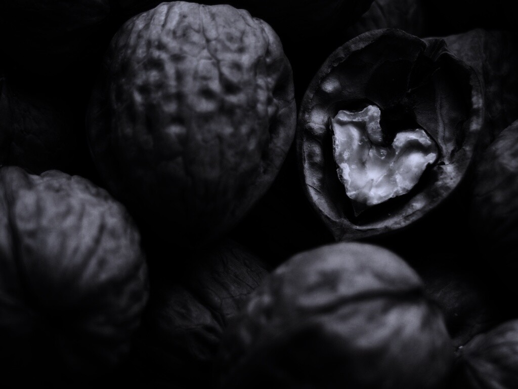 Расколотый орех обои