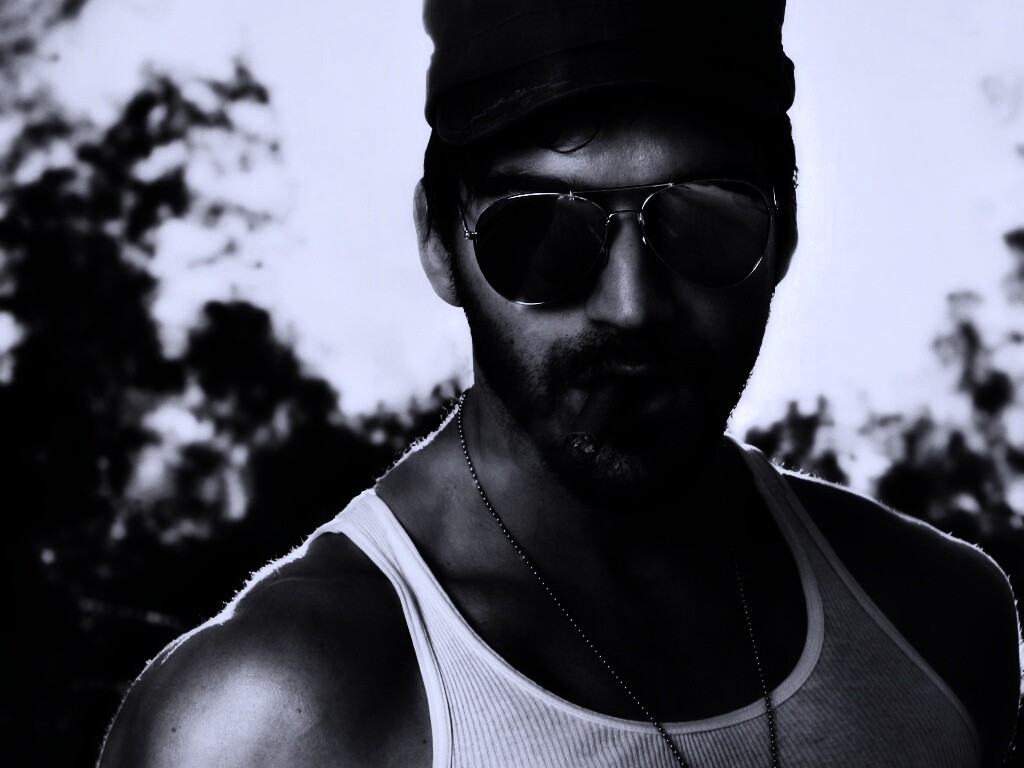 Суровый парень с сигарой обои