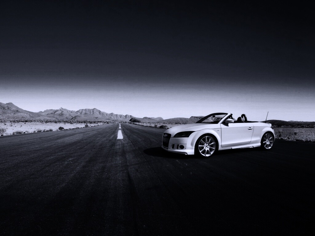 Кабриолет Ауди на пустынной дорге обои
