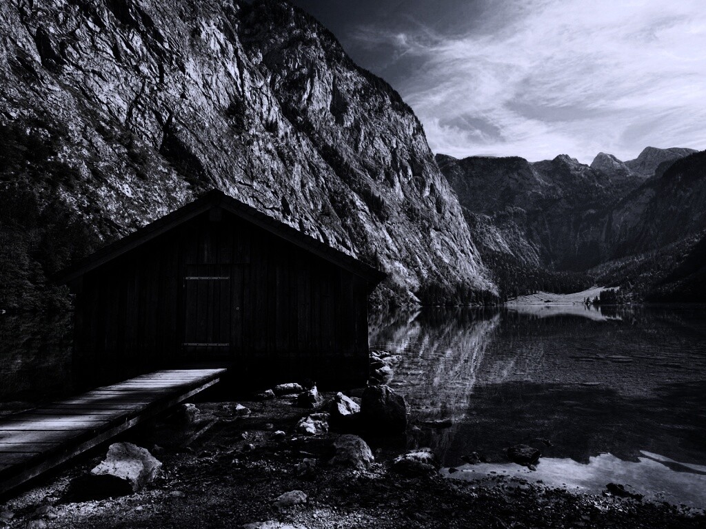 Лодный сарай на горном озере обои