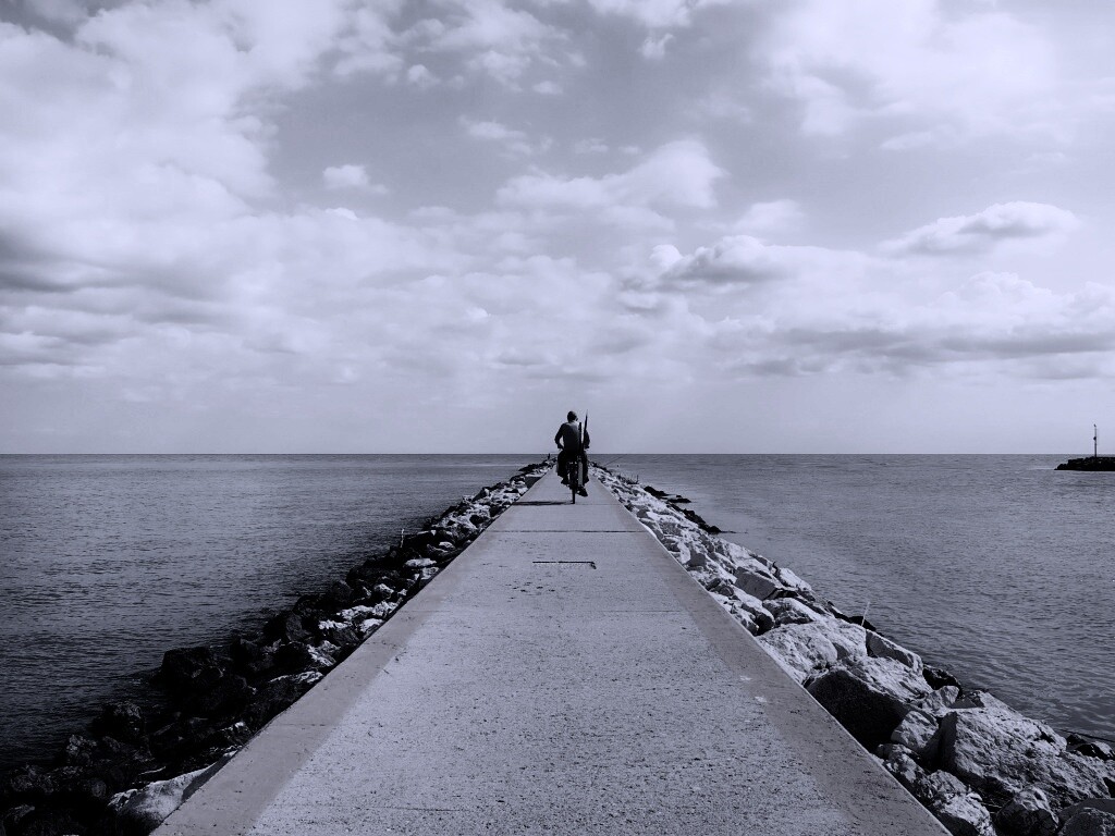 Велосепидист на волнорезе обои