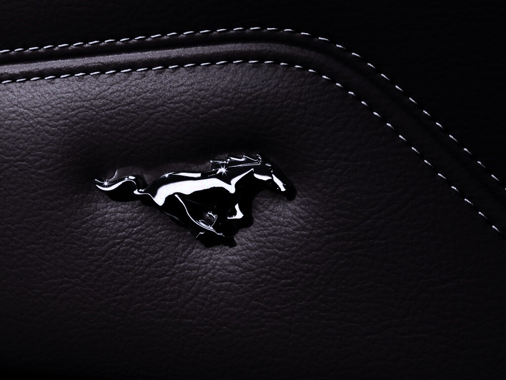 Кожаный салон Форда Мустанг обои