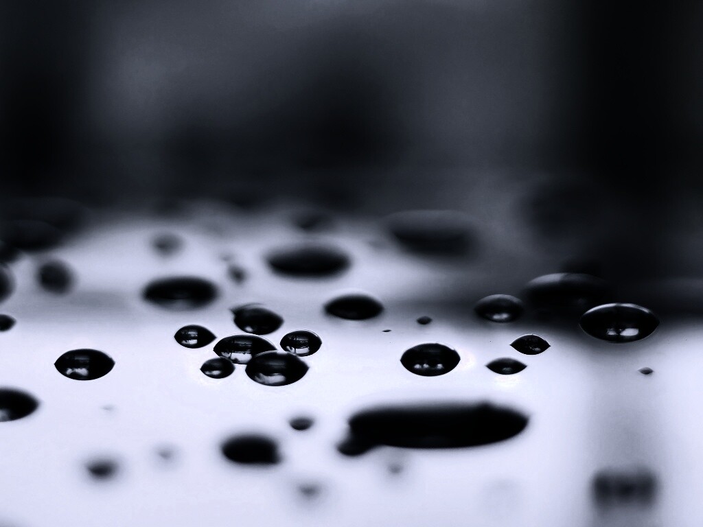 Темные капли на зеркальнйо поверхности обои