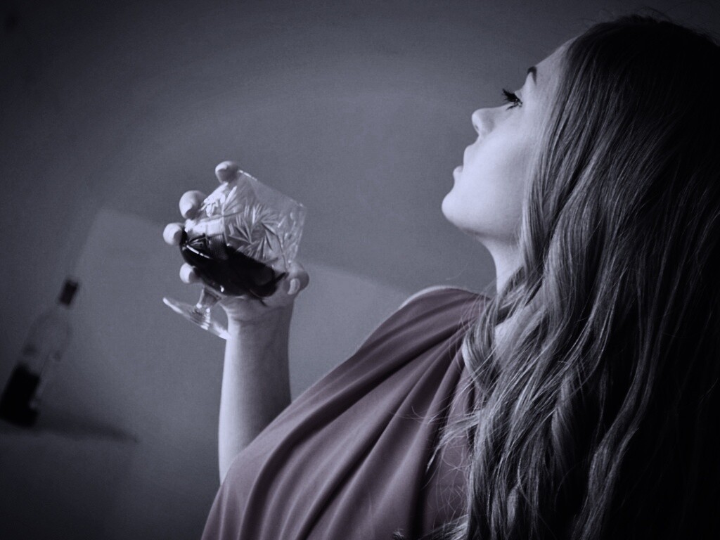 Девушка с бокалом обои