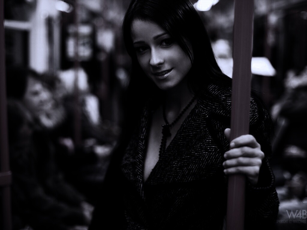 Девушка в метро обои