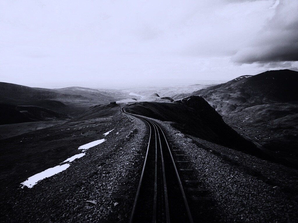 Рельсы уходящие вдаль обои