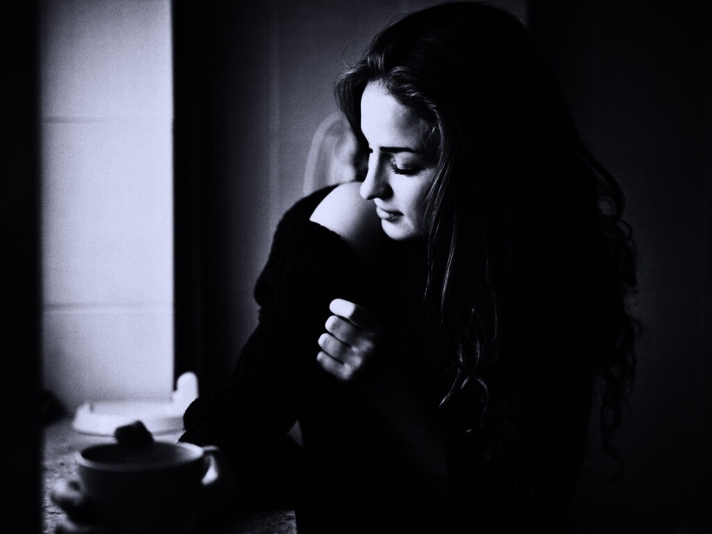 Обнаженное плечо и чашка кофе обои