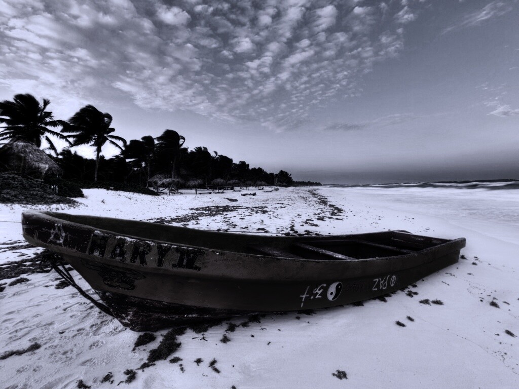 Лодка на берегу моря MARY IV обои