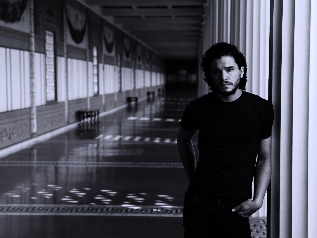 Кит Харингтон у колонны обои