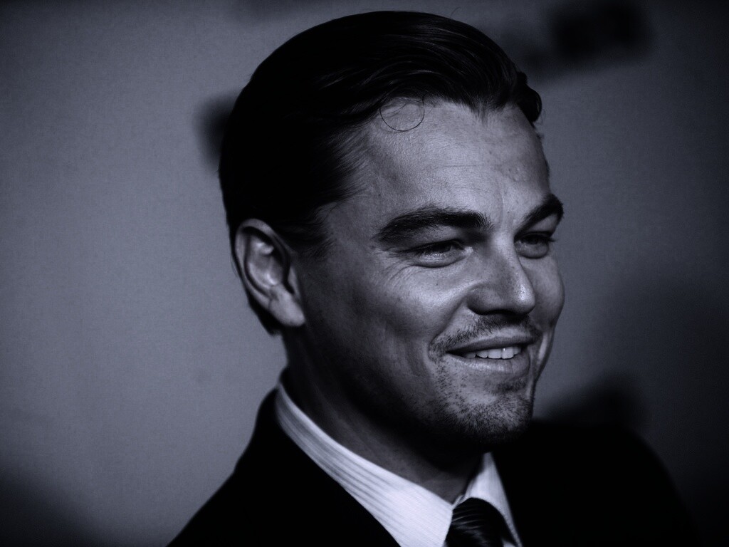 Леонардо Дикаприо в костюме обои