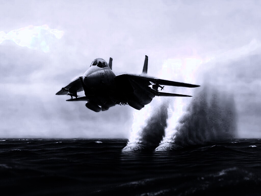 Истребитель над водой обои