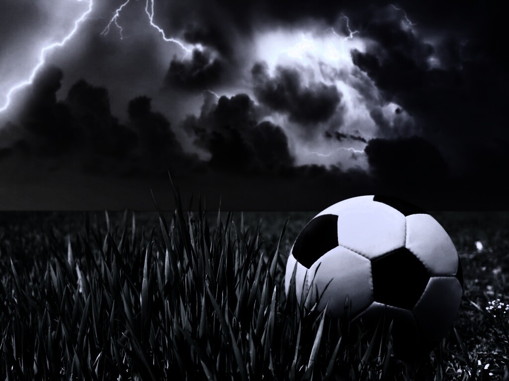 Футбольный мяч на газоне обои