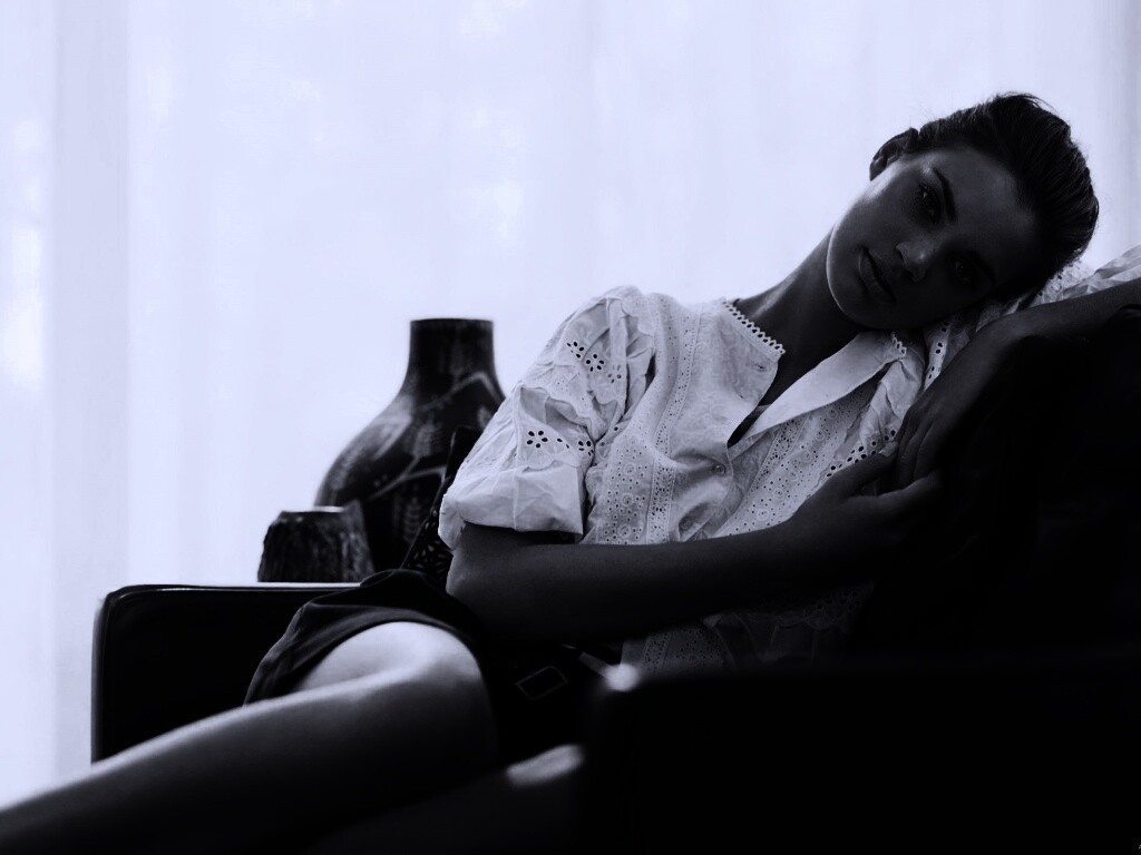 Девушка на диване обои