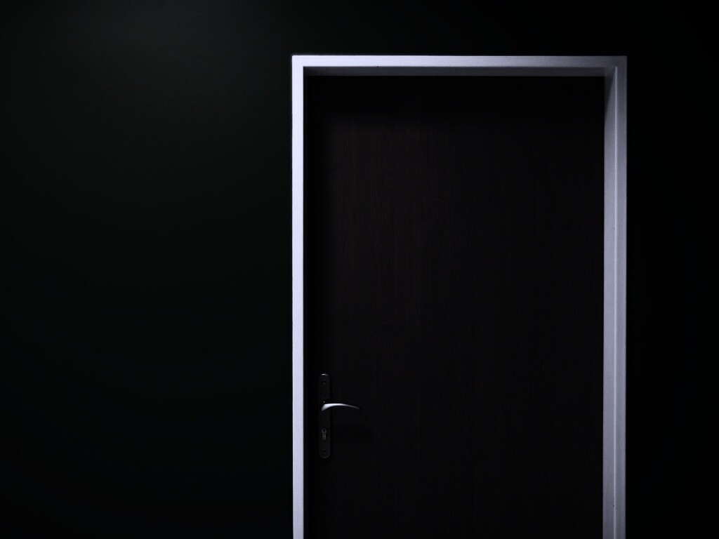 Дверь в стене обои