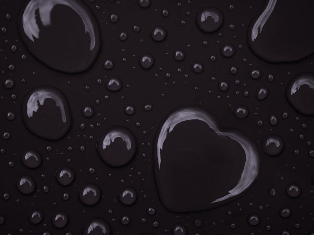 Капли на красном фоне обои