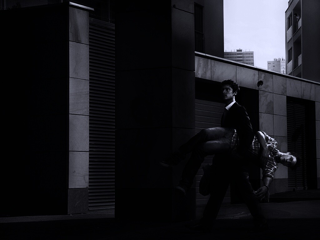 Мужчина с куклой обои