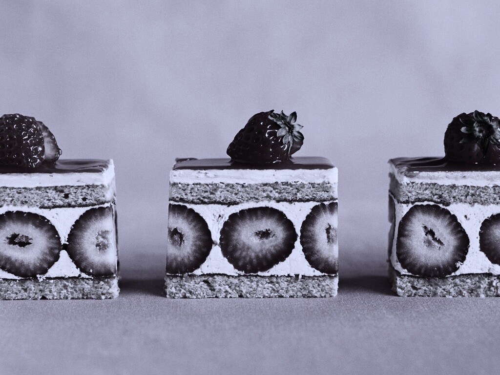 Ломтики клубничного торта обои