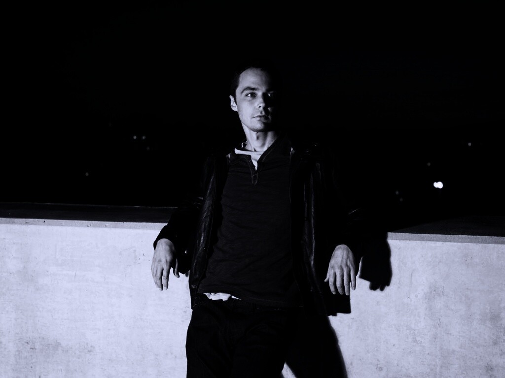 Джим Парсонс на балконе обои