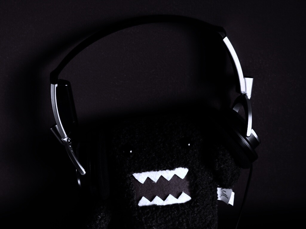 Демокун в наушниках обои