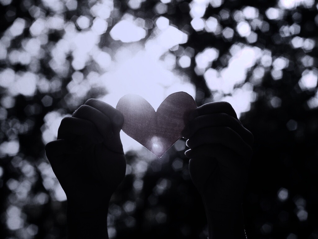 Бумажное красное сердце обои