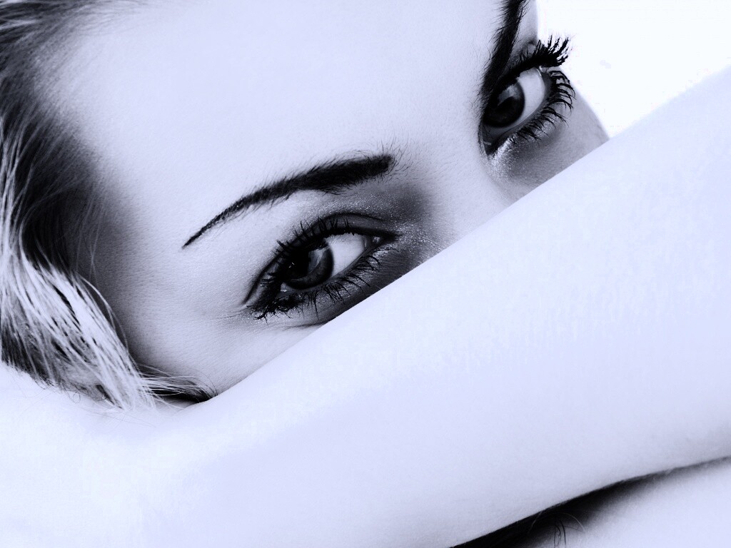 Девушка прикрыла лицо рукой обои