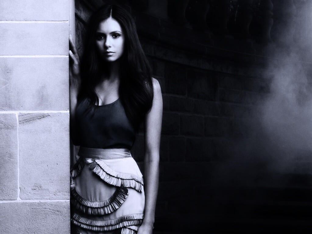 Девушка на лестнице обои