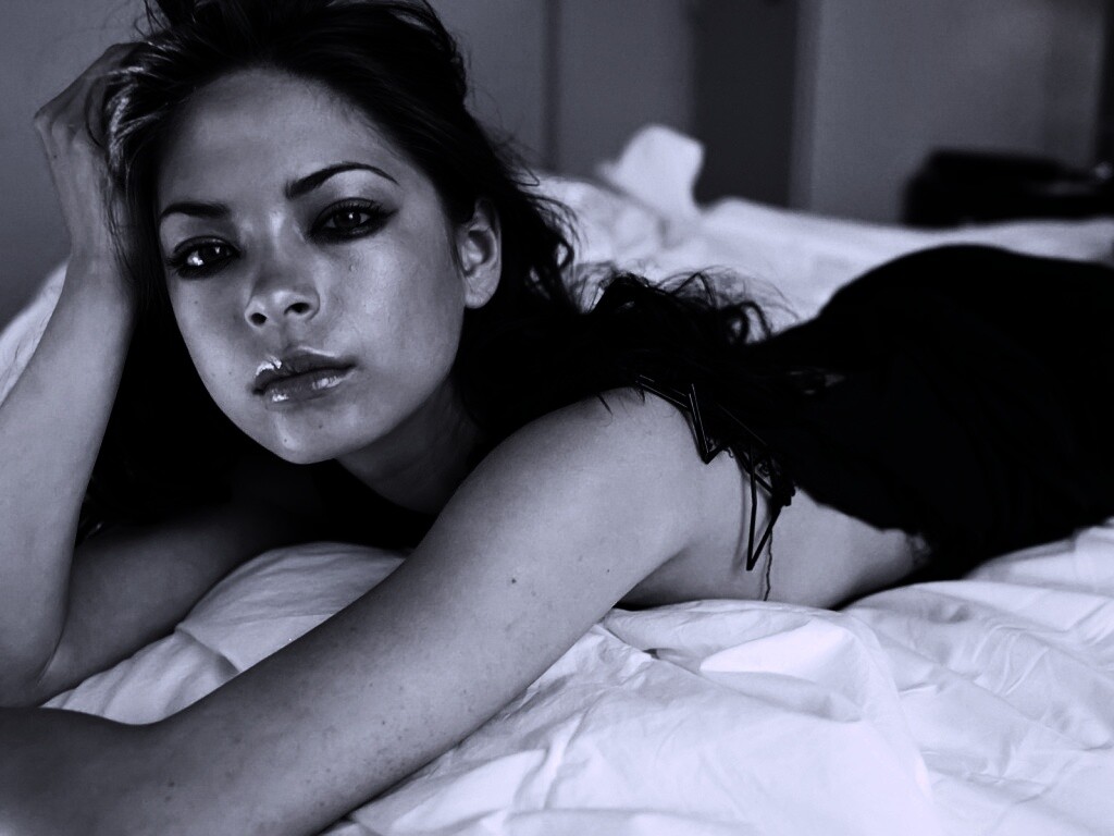 Кристин Кройк на кровати обои