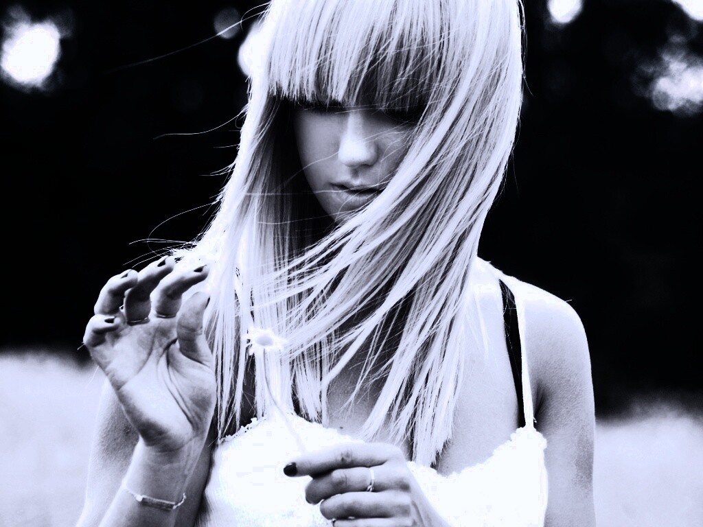 Красивая блондинка с ромашкой обои