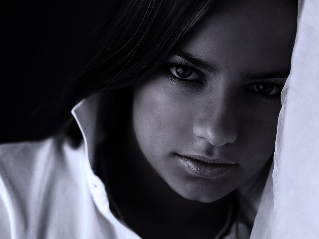 Красивая молодая девушка обои