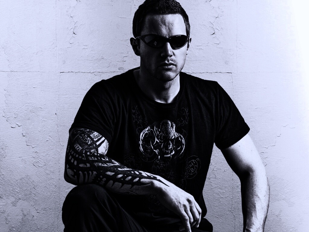 Парень с татуировкой обои