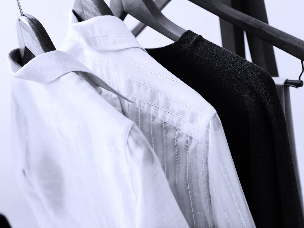 Вещи на вешалке обои