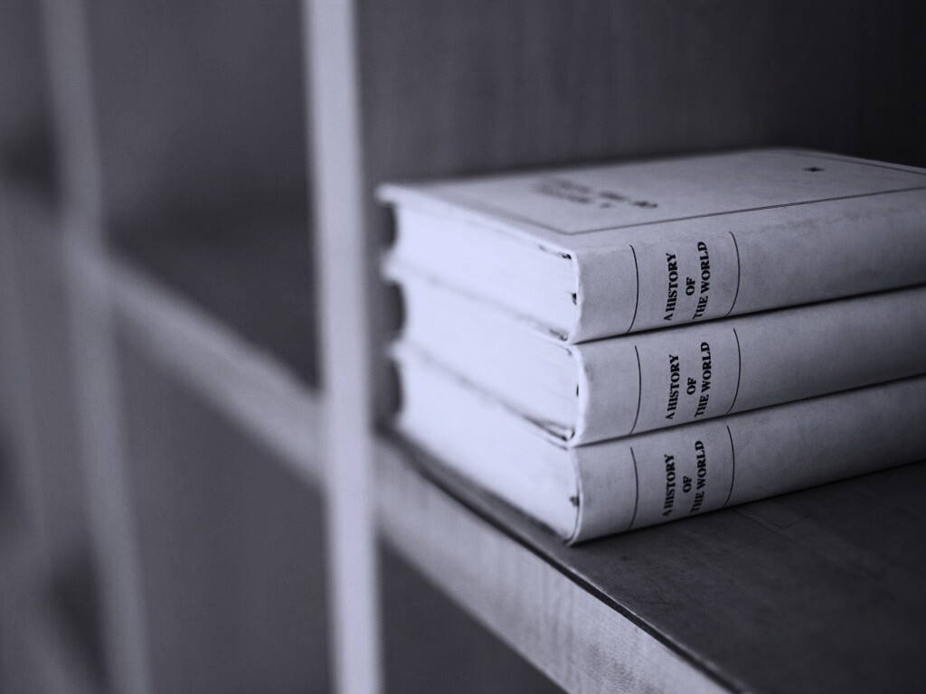 Книги на полке обои