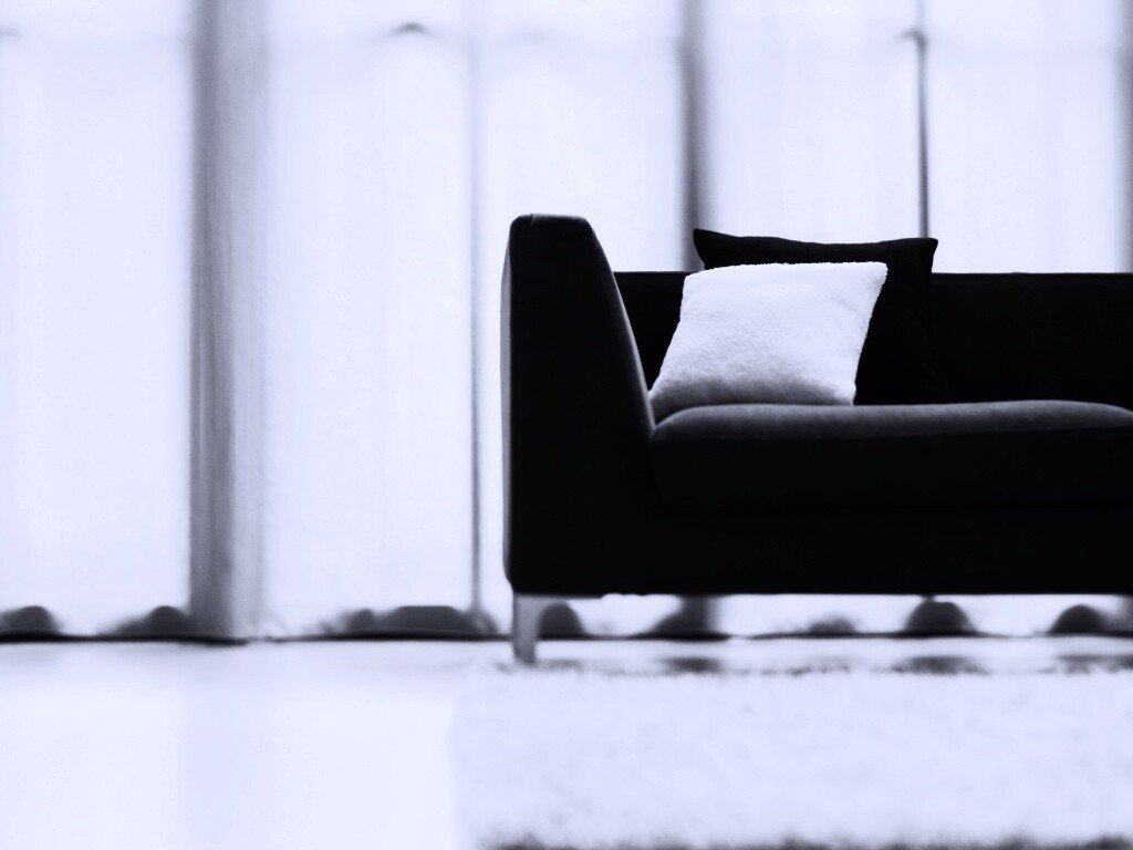 Диван с черной и белой подушками обои