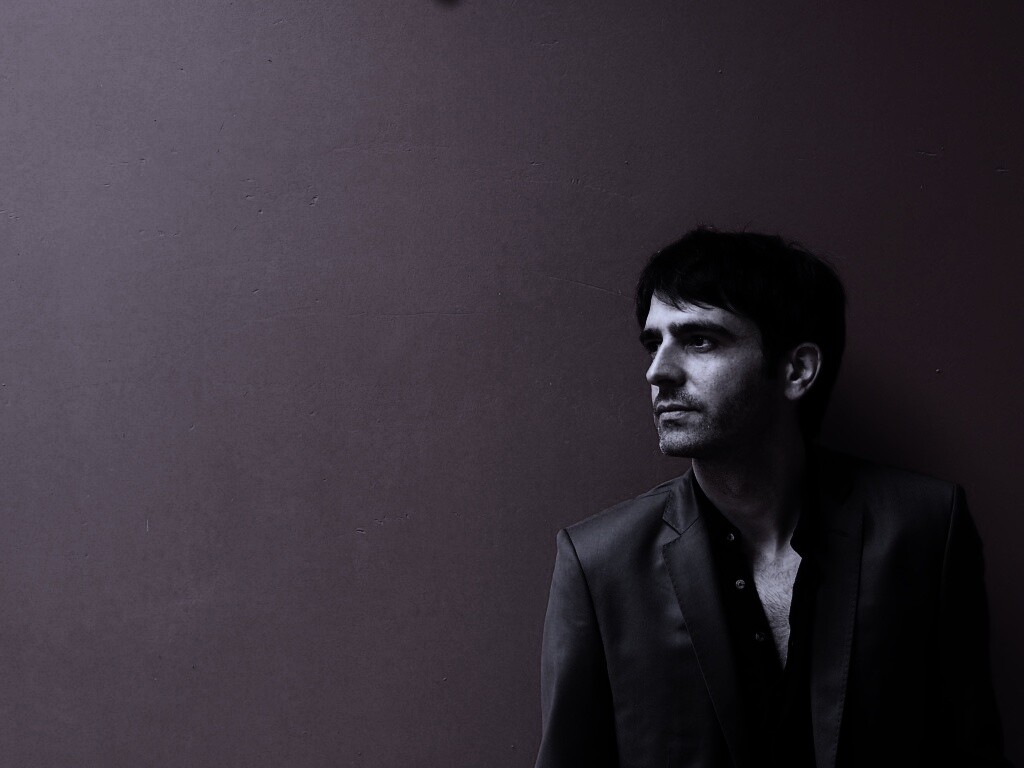 На красном фоне обои