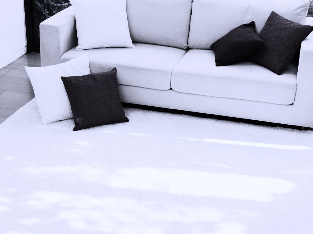 Диван с подушками обои