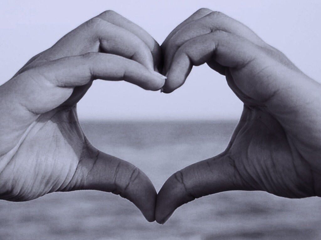Руки сложенные сердечком обои