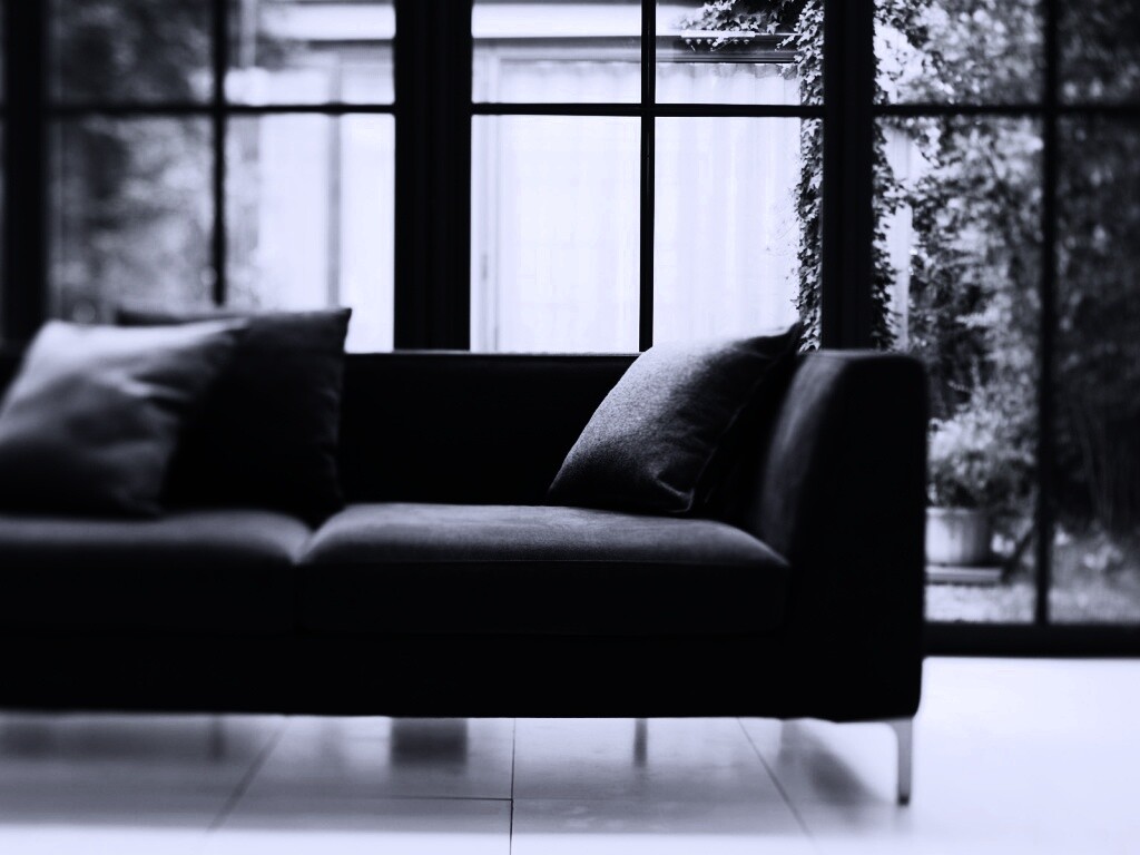 Диван в комнате обои