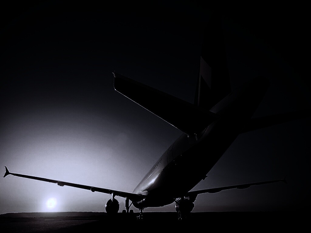 Самолет на закате обои