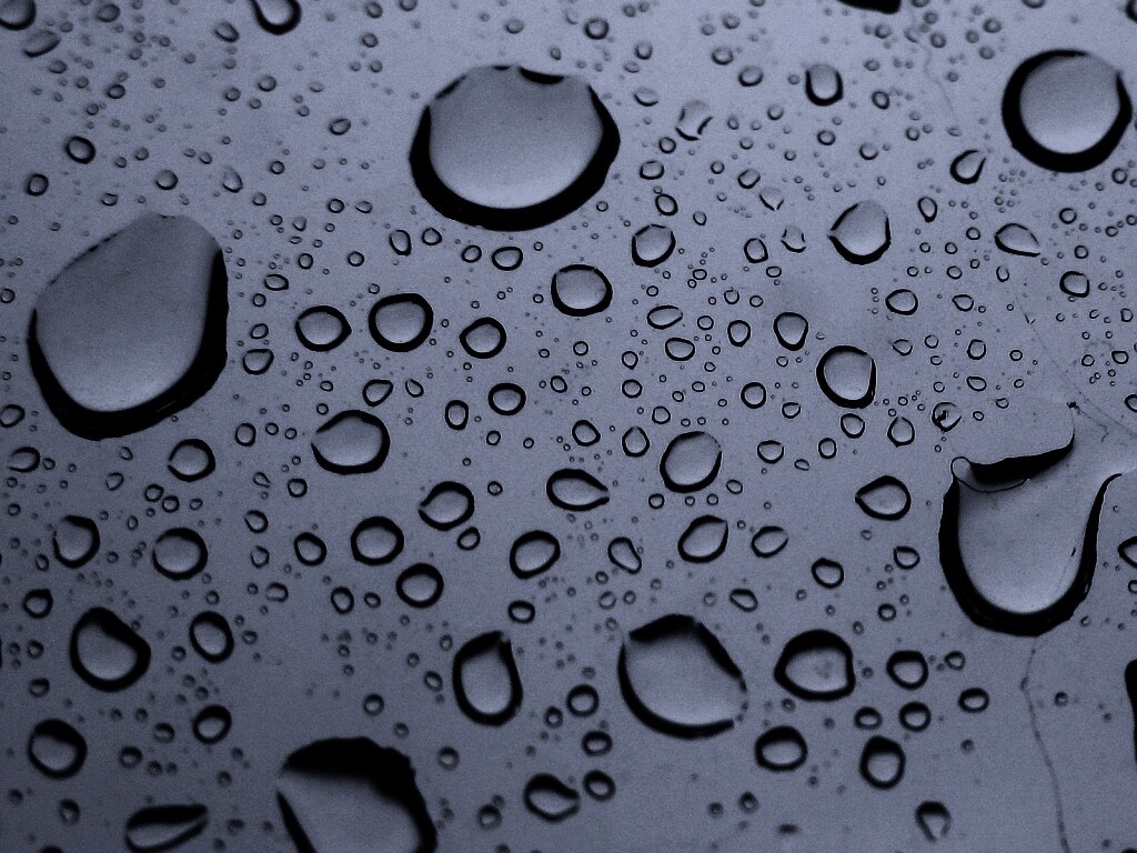 Капли воды на синем стекле обои