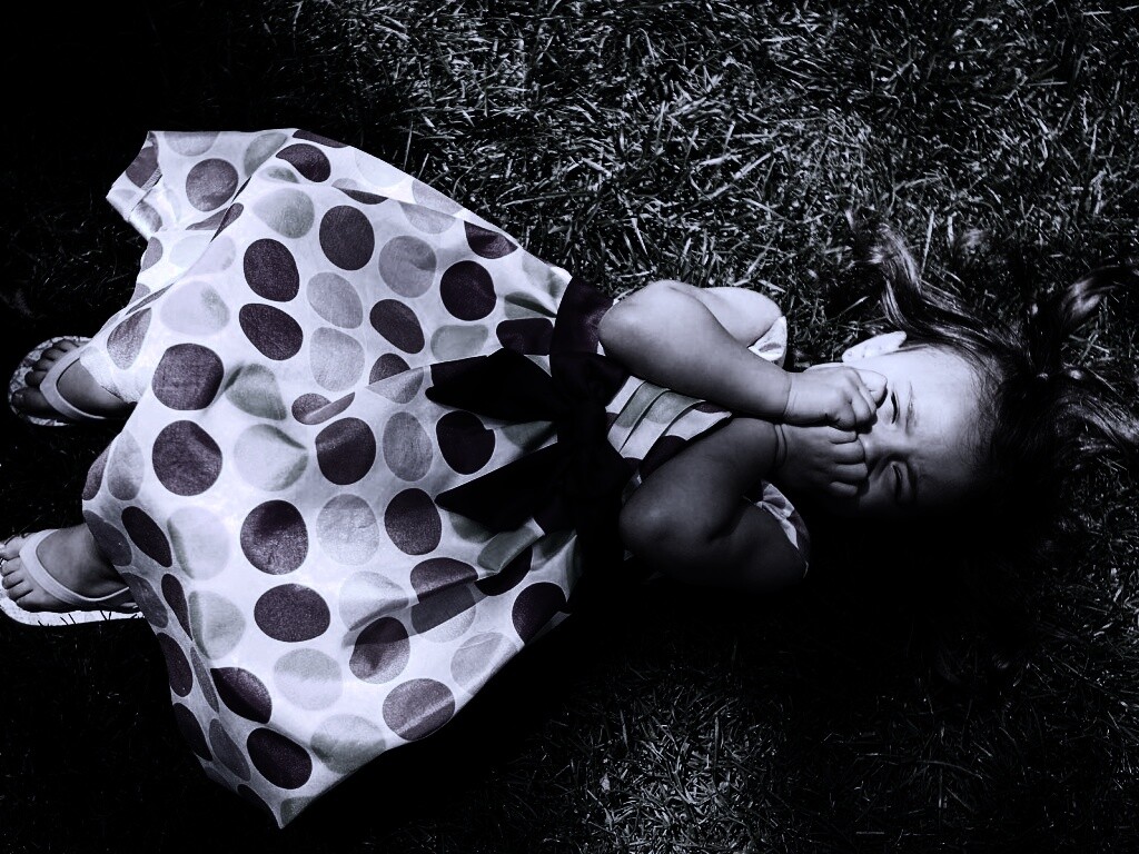 Девочка на траве обои