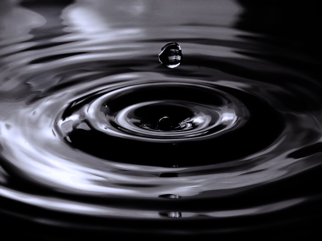 Капля падает в воду обои