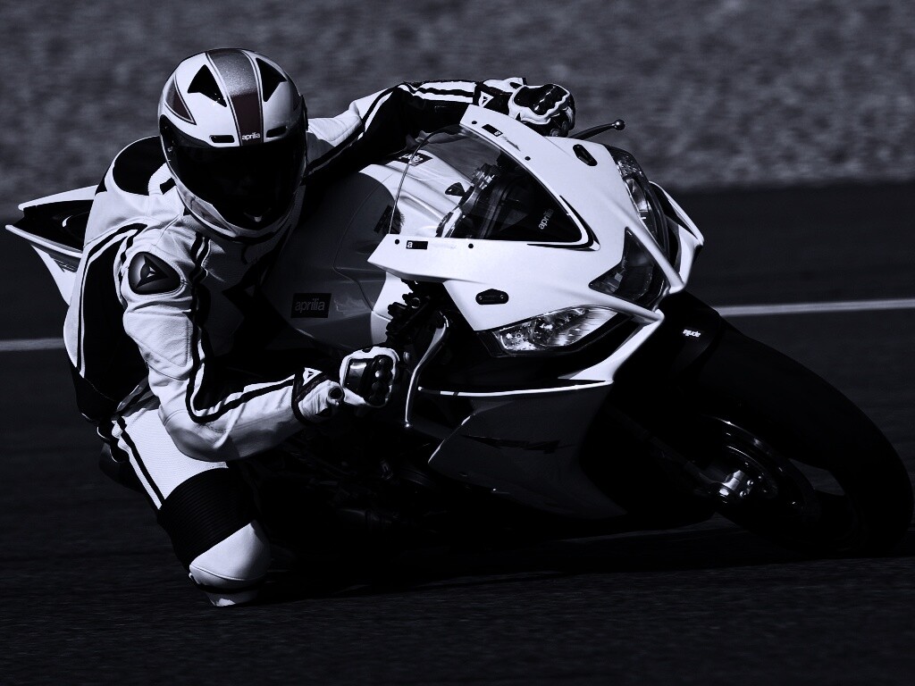 Байкер в белой экиперовкена Априлия РСВ4 обои