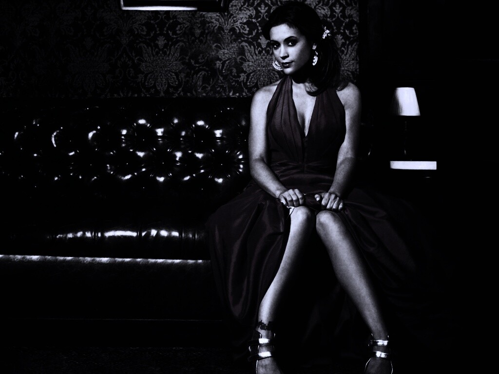 Алиса Милано в роскошном интерьере обои