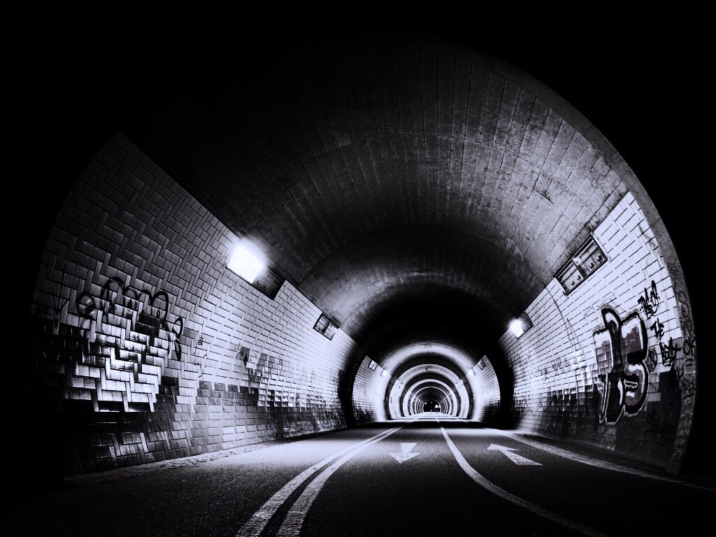 Тоннель и граффити на стенах обои